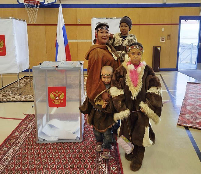 В селе Мейныпильгыно некоторые избиратели пришли на участок для голосования в национальной одежде.