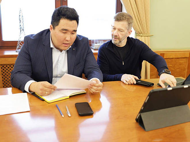 В рамках кадровой программы «Герои Чукотки» губернатор Владислав Кузнецов является наставником Александра Иванова. ФОТО: ПРЕСС-СЛУЖБА ПРАВИТЕЛЬСТВА ЧУКОТСКОГО АО