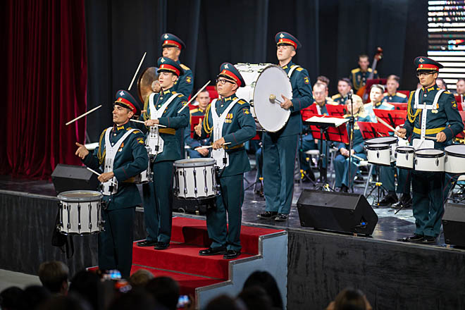 Запоминающейся частью концерта стало виртуозное исполнение барабанных партий, во время которого музыканты спускались в зрительный зал. ФОТО: ЗЕМФИРА АЗАМАТОВА