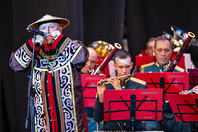 Солист-инструменталист Виктор Бондаренко, вышедший на сцену в национальном костюме, сыграл на хомусе «Дальневосточную фантазию».