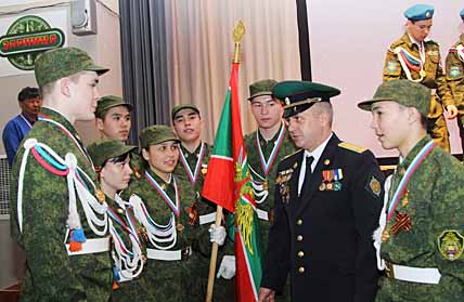 Победителя военнопатриотической игры – команду «Патриотик» поздравляет главный судья соревнований, начальник Штаба финала окружной военно-спортивной игры «Зарница-2017» Виталлий Линник. Фото: МИХАИЛ ГЕРМАШОВ Победителя военнопатриотической игры – команду «Патриотик» поздравляет главный судья соревнований, начальник Штаба финала окружной военно-спортивной игры «Зарница-2017» Виталлий Линник. Фото: МИХАИЛ ГЕРМАШОВ