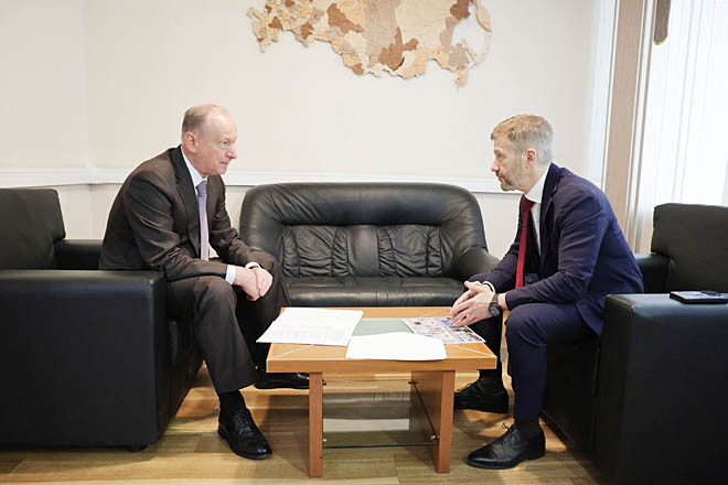 В ходе рабочей встречи в Певеке с помощником президента, председателем Морской коллегии РФ Николаем Патрушевым губернатор Владислав Кузнецов доложил о работе региона по развитию портов, о том, какие ставятся задачи на этом направлении и по каким вопросам осуществляется взаимодействие с федеральными органами власти. ФОТО: ПРЕСС-СЛУЖБА ПРАВИТЕЛЬСТВА ЧУКОТСКОГО АО В ходе рабочей встречи в Певеке с помощником президента, председателем Морской коллегии РФ Николаем Патрушевым губернатор Владислав Кузнецов доложил о работе региона по развитию портов, о том, какие ставятся задачи на этом направлении и по каким вопросам осуществляется взаимодействие с федеральными органами власти. ФОТО: ПРЕСС-СЛУЖБА ПРАВИТЕЛЬСТВА ЧУКОТСКОГО АО