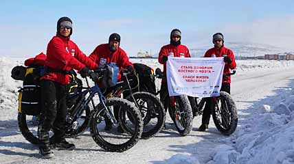 Экстремалы на подходе к Певеку. Благоприятная погода позволила достичь конечной точки экспедиции раньше срока. Экстремалы на подходе к Певеку. Благоприятная погода позволила достичь конечной точки экспедиции раньше срока.