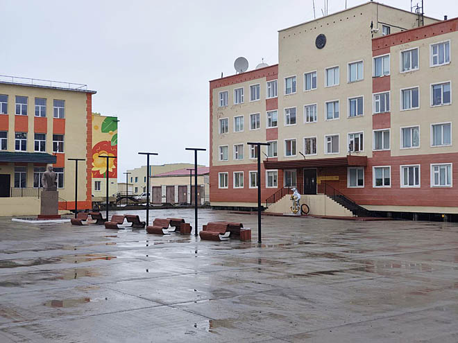 Пространство перед певекской школой искусств уже полностью забетонировано, здесь установлены 13 светодиодных фонарей, скамьи и мусорные урны, а также завершён монтаж ливнёвок. ФОТО: СТАНИСЛАВ НАГАТКИН
