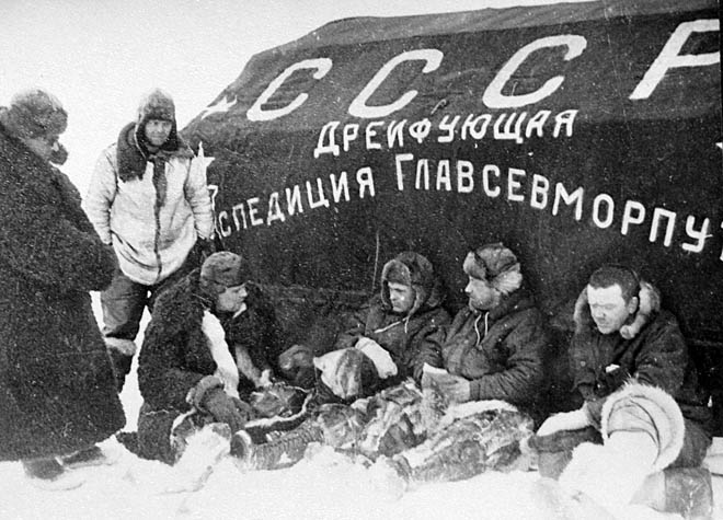 Организация первой в мире полярной дрейфующей станции «Северный полюс – 1» вряд ли была бы возможна без поддержки авиации. Именно самолёты доставили в 1937 году полярников и необходимые им грузы с острова Рудольфа в заданную точку, расположенную примерно в 20 км от полюса.