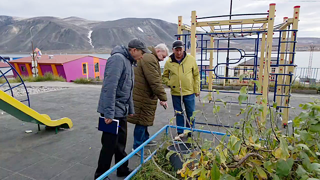 Евгений Подлесный (в центре), Виктор Тюркин и Роман Бутурлакин оценивают состояние детских площадок посёлка Провидения. ФОТО: T.ME/EVGENIY_PODLESNYY