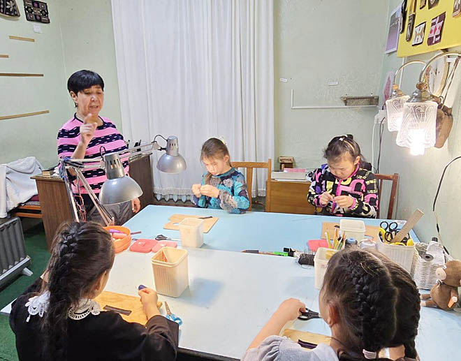 Юные жители села Рыткучи под руководством опытного мастера не только учатся кроить и шить, но и глубже узнают традиции и культуру коренных малочисленных народов Чукотки. Юные жители села Рыткучи под руководством опытного мастера не только учатся кроить и шить, но и глубже узнают традиции и культуру коренных малочисленных народов Чукотки.