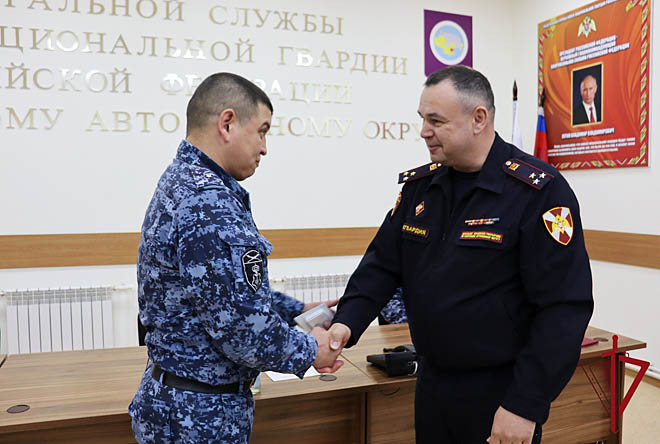 Награды отличившимся военнослужащим вручил начальник окружного Управления Росгвардии полковник полиции Михаил Хитрунов. ФОТО: 87.ROSGUARD.GOV.RU