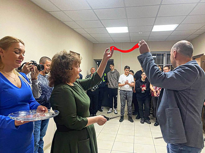 После того, как директор Центра образования Елена Богатырёва и глава муниципалитета Иван Леюшкин перерезали символическую ленту на входе в автокласс, собравшихся пригласили ознакомиться с условиями обучения. После того, как директор Центра образования Елена Богатырёва и глава муниципалитета Иван Леюшкин перерезали символическую ленту на входе в автокласс, собравшихся пригласили ознакомиться с условиями обучения.