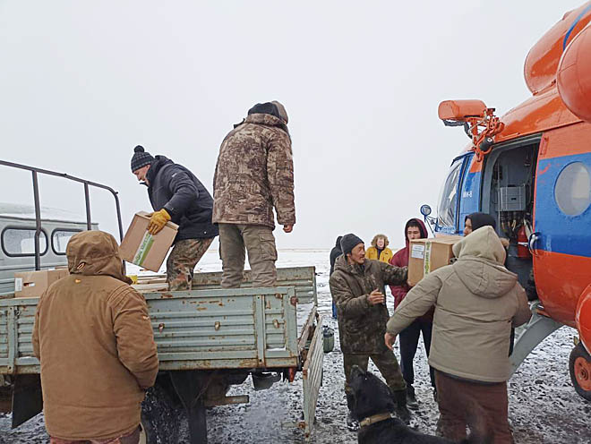 В село Рыткучи в октябре вертолётом доставлены яйца, сыр, лимоны, чеснок, колбасы, чай, овощи и фрукты (более 1,7 тонны) и другие социально значимые продукты. ФОТО: АДМИНИСТРАЦИЯ МО ПЕВЕК