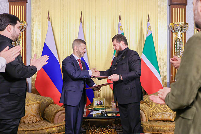 Рабочая встреча Владислава Кузнецова и Рамзана Кадырова была весьма продуктивной. Её основным итогом стало подписание соглашения о сотрудничестве между регионами. ФОТО: T.ME/VLADISLAV_KUZNECOV Рабочая встреча Владислава Кузнецова и Рамзана Кадырова была весьма продуктивной. Её основным итогом стало подписание соглашения о сотрудничестве между регионами. ФОТО: T.ME/VLADISLAV_KUZNECOV