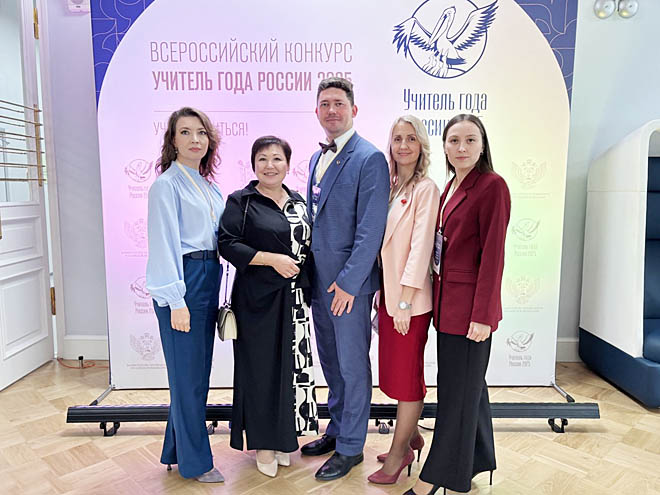 Со своими коллегами из других регионов России Виктория Султрекова (вторая слева) быстро сдружилась, наладила обмен опытом и после окончания конкурса продолжает общение. ФОТО: ИЗ АРХИВА ВИКТОРИи СУЛТРЕКОВОЙ