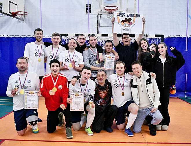 Команда «МФК Анадырь» стала сильнейшей на открытом первенстве окружной столицы по мини-футболу, одолев семь команд. ФОТО: ПРЕСС-СЛУЖБА АДМИНИСТРАЦИИ ГО АНАДЫРЬ