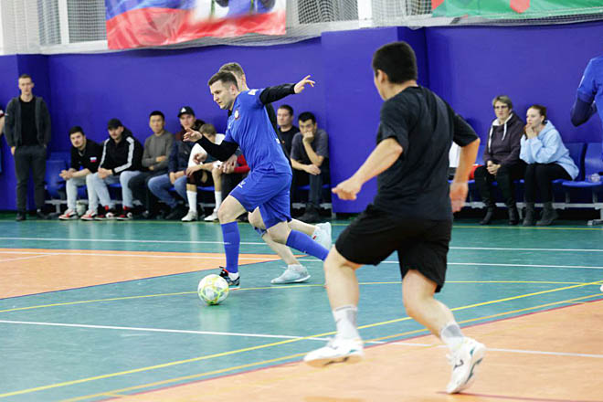 За команду «Правительство», занявшую второе место, выступил первый заместитель губернатора Павел Каргаполов (с мячом). ФОТО: T.ME/SPORT_CHUKOTKA