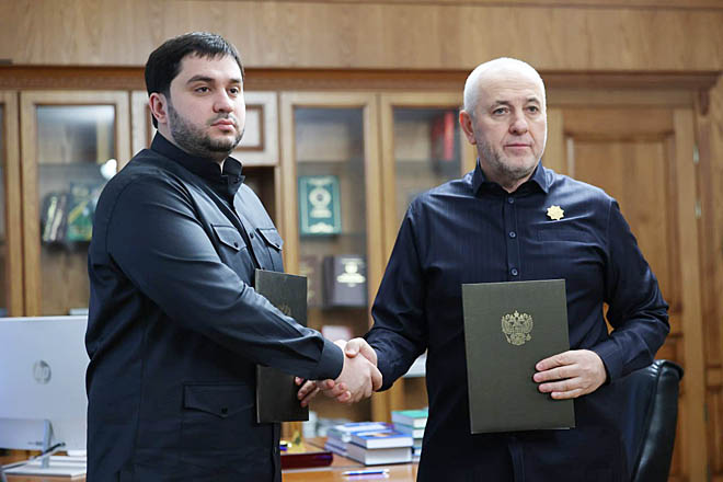 Одно из соглашений, подписанных первым заместителем губернатора Рахимом Исаевым и ректором Чеченского государственного педагогического университета Исмаилом Байхановым, открывает для молодёжи Чукотки возможность бесплатно обучаться в этом вузе. ФОТО: T.ME/CHUKOTKA_GOVERNMENT