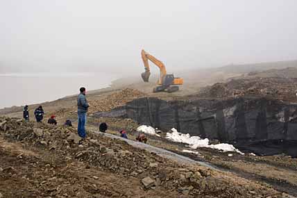 В эти дни на плотине ведутся работы по обустройству водосбросного канала. ФОТО: ГРИГОРИЙ СУГРОБОВ В эти дни на плотине ведутся работы по обустройству водосбросного канала. ФОТО: ГРИГОРИЙ СУГРОБОВ