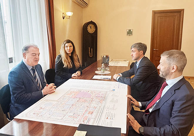 Александр Локшин и Владислав Кузнецов оценили возможности постройки на Чукотке атомной станции малой мощности. Во встрече также приняли участие заместитель губернатора, начальник Департамента экономики и инвестиций Антон Яремчук и директор Департамента по взаимодействию с регионами ГК «Росатом» Марина Кирдакова. ФОТО: T.ME/VLADISLAV_KUZNECOV