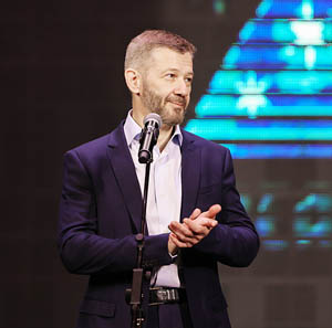 Губернатор Владислав Кузнецов поблагодарил организаторов фестиваля и актёров, отметив при этом, что главная движущая сила театра – это зритель. ФОТО: ПРЕСС-СЛУЖБА ПРАВИТЕЛЬСТВА ЧУКОТСКОГО АО Губернатор Владислав Кузнецов поблагодарил организаторов фестиваля и актёров, отметив при этом, что главная движущая сила театра – это зритель. ФОТО: ПРЕСС-СЛУЖБА ПРАВИТЕЛЬСТВА ЧУКОТСКОГО АО