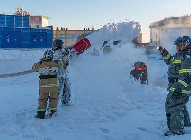 Нам удалось выполнить поставленную задачу, потушив горящую бочку с бензином, но перед этим мы сами себя щедро окатили пеной.