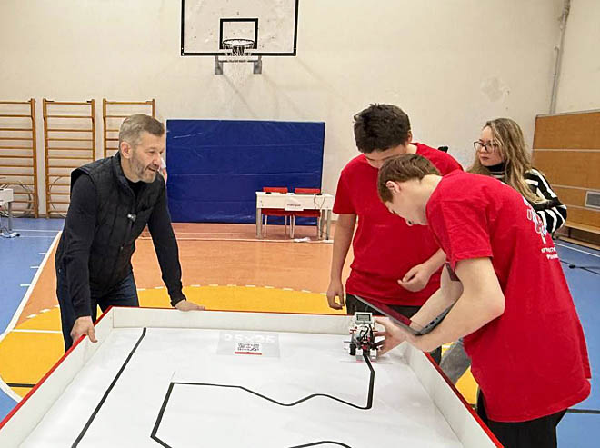 Владислав Кузнецов, став свидетелем состязаний юных робототехников в нескольких дисциплинах, отметил, с каким увлечением ребята настраивают механизмы и отлаживают программы. ФОТО: T.ME/DEPOBR_CHUKOTKA Владислав Кузнецов, став свидетелем состязаний юных робототехников в нескольких дисциплинах, отметил, с каким увлечением ребята настраивают механизмы и отлаживают программы. ФОТО: T.ME/DEPOBR_CHUKOTKA