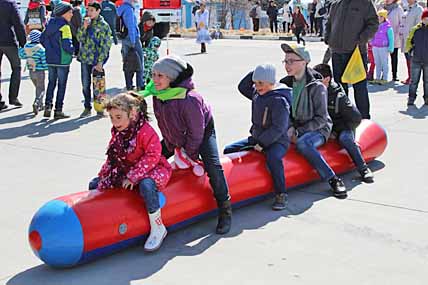 Подвижные игры – самая важная и весёлая составляющая любого праздника, а прекрасная погода в День защиты детей стала ещё одним подарком ребятишкам.