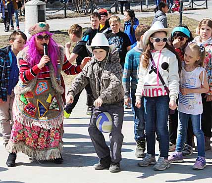У школы также была организована интересная и разнообразная программа, рассчитанная на разный возраст участников.