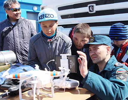 Сотрудники регионального управления МЧС развернули небольшую выставку образцов пожарной техники у Дворца. Ребятам особенно любопытно было узнать, как работает квадрокоптер.