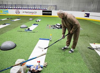 Тренер придаёт большое значение не только работе на льду, но и занятиям «на траве» для поддержания физической формы и отработки технических навыков. В Билибинском спорткомплексе «Луч» для этого созданы необходимые условия. ФОТО: ВЛАДИСЛАВ ШОЛКОВ.