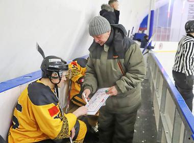 В Билибино тренер работает не только с юными, но и со взрослыми хоккеистами, делясь с ними своим богатым опытом и знаниями. ФОТО: ВЛАДИСЛАВ ШОЛКОВ