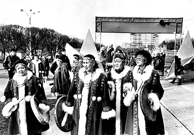 На Днях Чукотки в Москве в 1996 году. Несмотря на звание «народный», конергинский «Ергын» всегда оставался любительским ансамблем, и все его участники имели основное место работы. Например (слева направо), Софья Ранавтагина трудилась кассиром, Валентина Котгиргина техничкой в больнице, Татьяна Миненок была директором ДК, а Анжела Нешкарультына – воспитателем в детском саду. ФОТО: МИХАИЛ ГЕРМАШОВ На Днях Чукотки в Москве в 1996 году. Несмотря на звание «народный», конергинский «Ергын» всегда оставался любительским ансамблем, и все его участники имели основное место работы. Например (слева направо), Софья Ранавтагина трудилась кассиром, Валентина Котгиргина техничкой в больнице, Татьяна Миненок была директором ДК, а Анжела Нешкарультына – воспитателем в детском саду. ФОТО: МИХАИЛ ГЕРМАШОВ