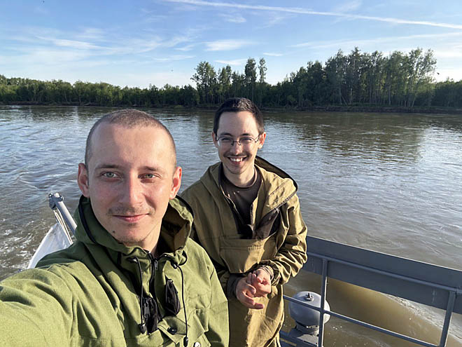 На реке, когда шли к месту работ на барже, молодые геофизики на себе ощутили, что такое чукотские комары и какое невероятное количество их может быть на самом деле. ФОТО: ДАНИИЛ КАМАШЕВ На реке, когда шли к месту работ на барже, молодые геофизики на себе ощутили, что такое чукотские комары и какое невероятное количество их может быть на самом деле. ФОТО: ДАНИИЛ КАМАШЕВ