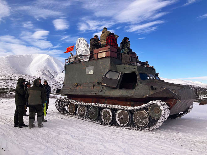 Прежде Даниилу и Алмазу не доводилось передвигаться на вездеходах, и возможности старого советского ГТ-Т, который поныне верой и правдой служит геологам Чукотки, произвели на них большое впечатление. ФОТО: ДАНИИЛ КАМАШЕВ Прежде Даниилу и Алмазу не доводилось передвигаться на вездеходах, и возможности старого советского ГТ-Т, который поныне верой и правдой служит геологам Чукотки, произвели на них большое впечатление. ФОТО: ДАНИИЛ КАМАШЕВ