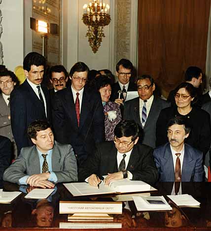 31.03.1992 г. Кремль. Владимир Михайлович Етылин подписывает Федеративный договор о выходе Чукотского автономного округа из состава Магаданской области. ФОТО: ИЗ АРХИВА МУЗЕЙНОГО ЦЕНТРА «НАСЛЕДИЕ ЧУКОТКИ» 31.03.1992 г. Кремль. Владимир Михайлович Етылин подписывает Федеративный договор о выходе Чукотского автономного округа из состава Магаданской области. ФОТО: ИЗ АРХИВА МУЗЕЙНОГО ЦЕНТРА «НАСЛЕДИЕ ЧУКОТКИ»
