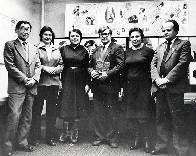 28 октября 1983 года на полувековом юбилее газеты «Советская Чукотка», награждённой тогда орденом «Знак Почёта», был и её постоянный внештатный корреспондент, журналист и краевед Игорь Григорьевич Рига (крайний справа), сотрудничавший с редакцией более 40 лет. Фото: Михаил Гермашов