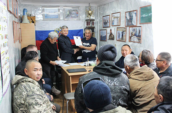 В числе морзверобоев, награждённых по поручению главы региона почётной грамотой Департамента сельского хозяйства и продовольствия Чукотского АО, оказался и председатель ТСО «Лорино» известный охотник-промысловик Алексей Оттой. ФОТО: T.ME/KOSHCHEEV87