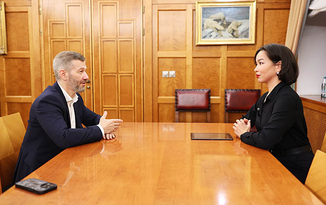 Губернатор Владислав Кузнецов рассказал корреспонденту «КС» Гульнаре Сибгатуллиной – обладателю золотого значка ГТО о мерах поддержки спорта на Чукотке и своём спортивном опыте. ФОТО: ПРЕСС-СЛУЖБА ПРАВИТЕЛЬСТВА ЧУКОТСКОГО АО