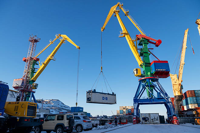 Сразу, как только 11 ноября теплоход «ФЕСКО Ольга» был ошвартован к причалу, анадырские портовики приступили к его обработке. ФОТО: ЗЕМФИРА АЗАМАТОВА