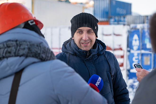 Главный диспетчер Анадырского морского порта Сергей Аушев отметил слаженную и ударную работу всех звеньев докеров-механизаторов. ФОТО: ЗЕМФИРА АЗАМАТОВА