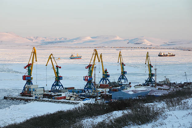 Перед тем как стать под разгрузку, теплоход «ФЕСКО Ольга» проложил путь сквозь ледовые поля Анадырского лимана сухогрузу «Остров Анциферова», который имеет более низкий ледовый класс. ФОТО: ВАДИМ МАТВЕИЧЕВ