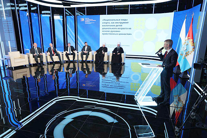 В своём докладе Владислав Кузнецов на примере Чукотки продемонстрировал, как спортивные традиции коренных малочисленных народов способствуют формированию личности детей с раннего возраста и укреплению духовно-нравственных ценностей. Фото: T.ME/CHUKOTKA_GOVERNMENT