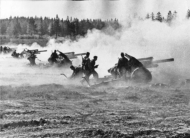 На огневой позиции работают артиллеристы батареи капитана Николая Ермакова. 