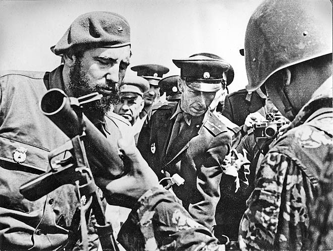 На выставке вооружения Фиделя интересовали мельчайшие подробности тактико-технических характеристик каждого образца, в том числе новейшего на тот момент ручного противотанкового гранатомёта.