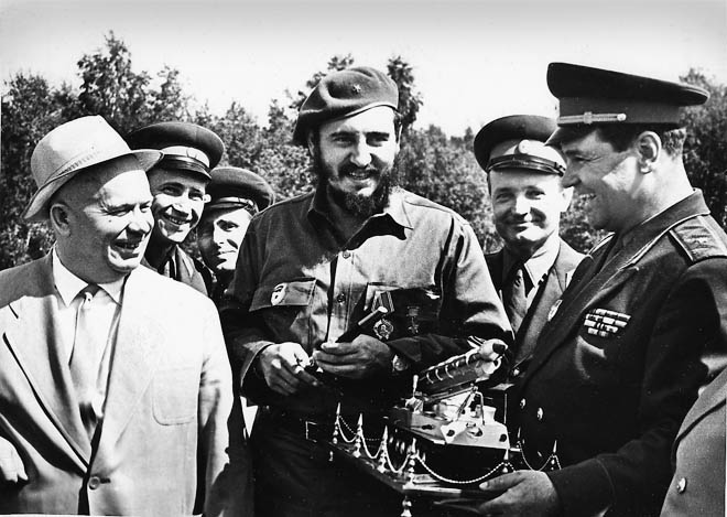 Председатель Совета министров СССР Никита Сергеевич Хрущёв лично сопровождал Кастро во время его поездок на полигоны Московского военного округа.