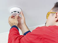 Все подъезды многоквартирных домов Анадыря оборудуют пожарными извещателями до конца 2025 года