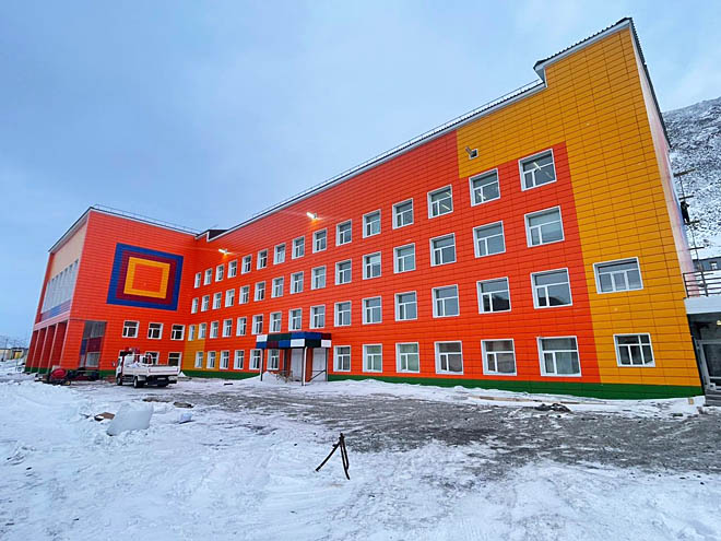 Капитальный ремонт школы начался летом и близится к завершению. На время проведения работ образовательный процесс для её учеников организован на площадях детского сада, Дома культуры, а также Чукотского северо-восточного техникума. ФОТО: АЛЕКСАНДР КУКЛИН