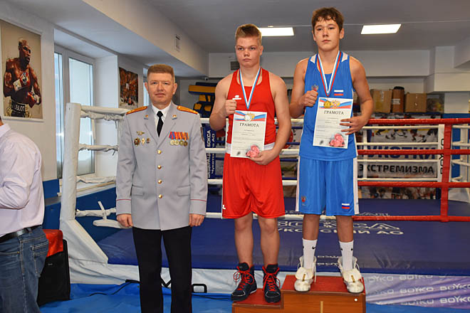 Среди юношей 14 – 15 лет в весовой категории 70 кг Дмитрий Чупров одержал победу в бою с Семёном Шеиным и был отмечен кубком за тактико-техническое мастерство. ФОТО: ИЗ АРХИВА УМВД РОССИИ ПО ЧУКОТСКОМУ АО