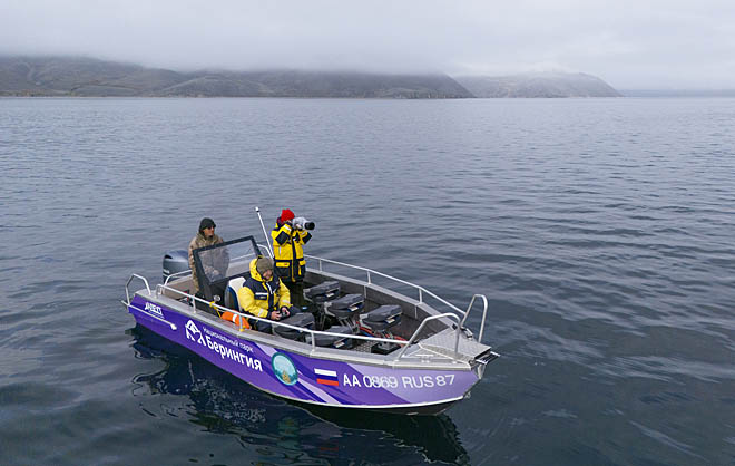Группа по изучению горбатого кита в проливе Сенявина на лодке, подаренной благотворительным фондом «Возрождение природы». ФОТО: МАКСИМ АНТИПИН