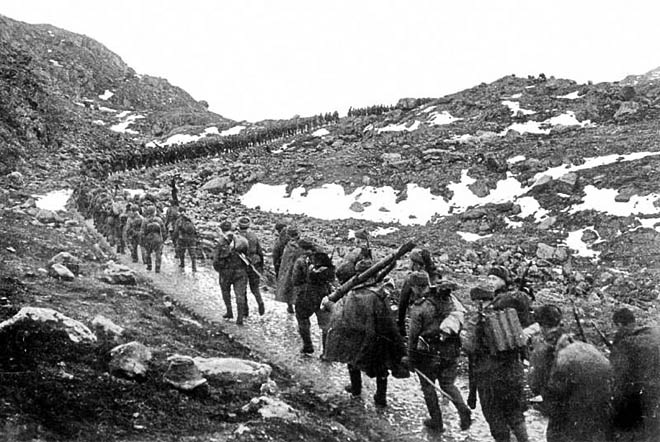 Бойцы 12-й Краснознамённой бригады морской пехоты Северного флота на марше через хребет Муста-Тунтури.