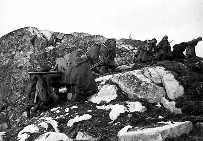 В наступлении советским войскам нередко приходилось преодолевать обледенелые сопки и скалы, буквально на руках перетаскивая орудия небольших калибров, чтобы с ходу вступить в бой.