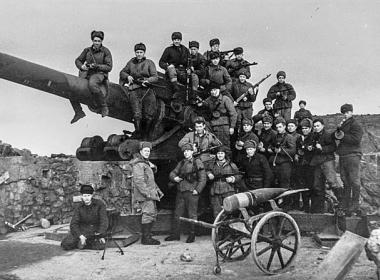 Морские пехотинцы Северного флота на захваченной огневой позиции немецкой береговой батареи 210-мм орудий «Шкода» в Лиинахамари (Петсамо-фиорд). 